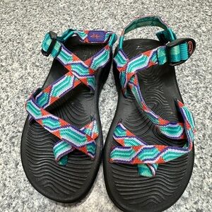 Chacos, Bright Geometric print